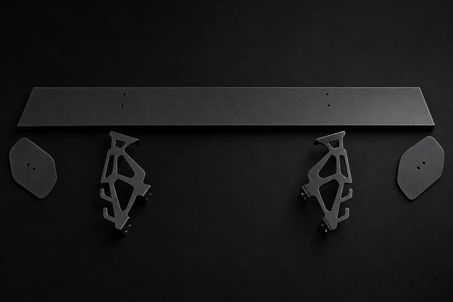 Les cinq pièces structurelles du Spoiler Shelf disposées sur un fond noir