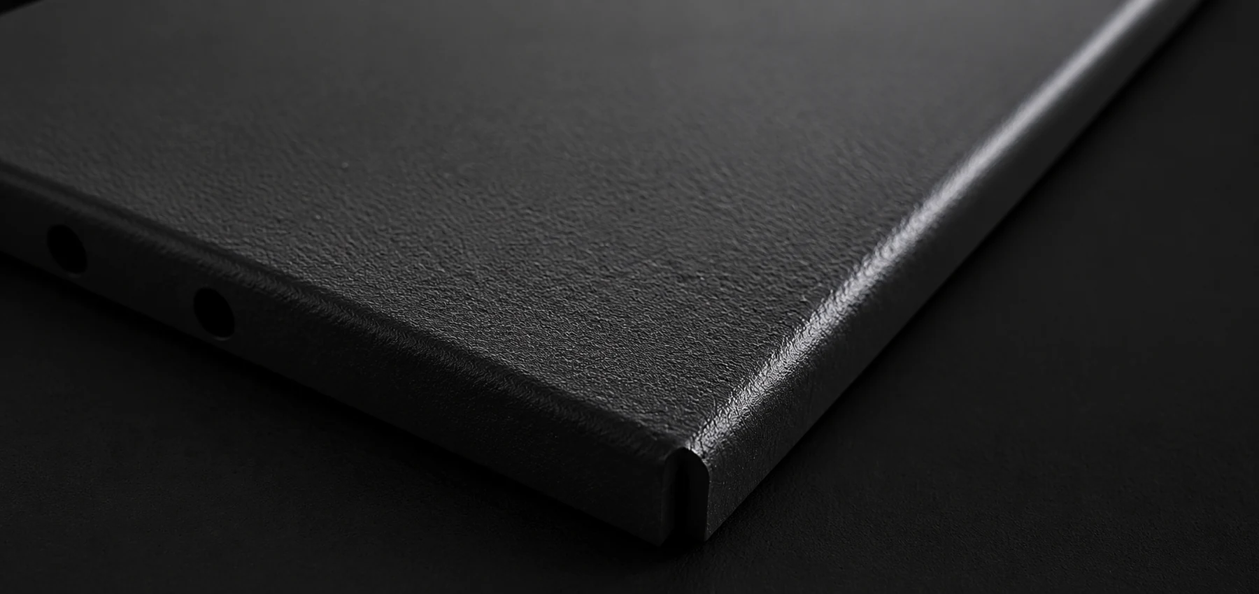 Gros plan du rebord plié et de la finition noire mate de la tablette