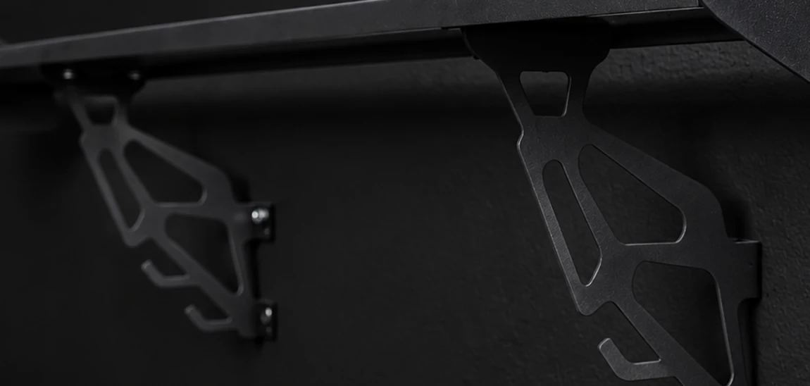 Les deux supports muraux ajourés sous le Spoiler Shelf installé