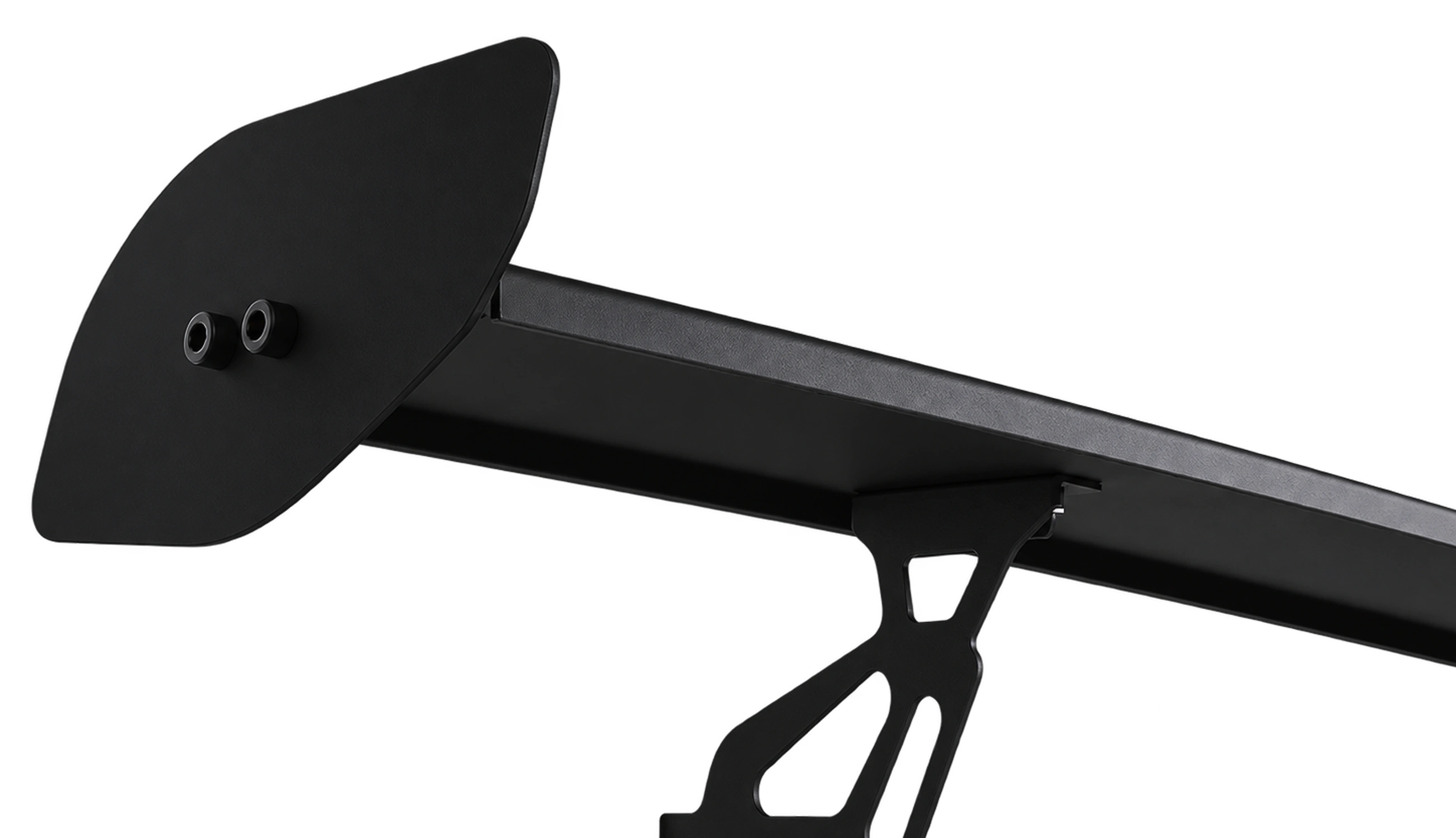 Détail de l’aileron latéral en acier peint en noir mat